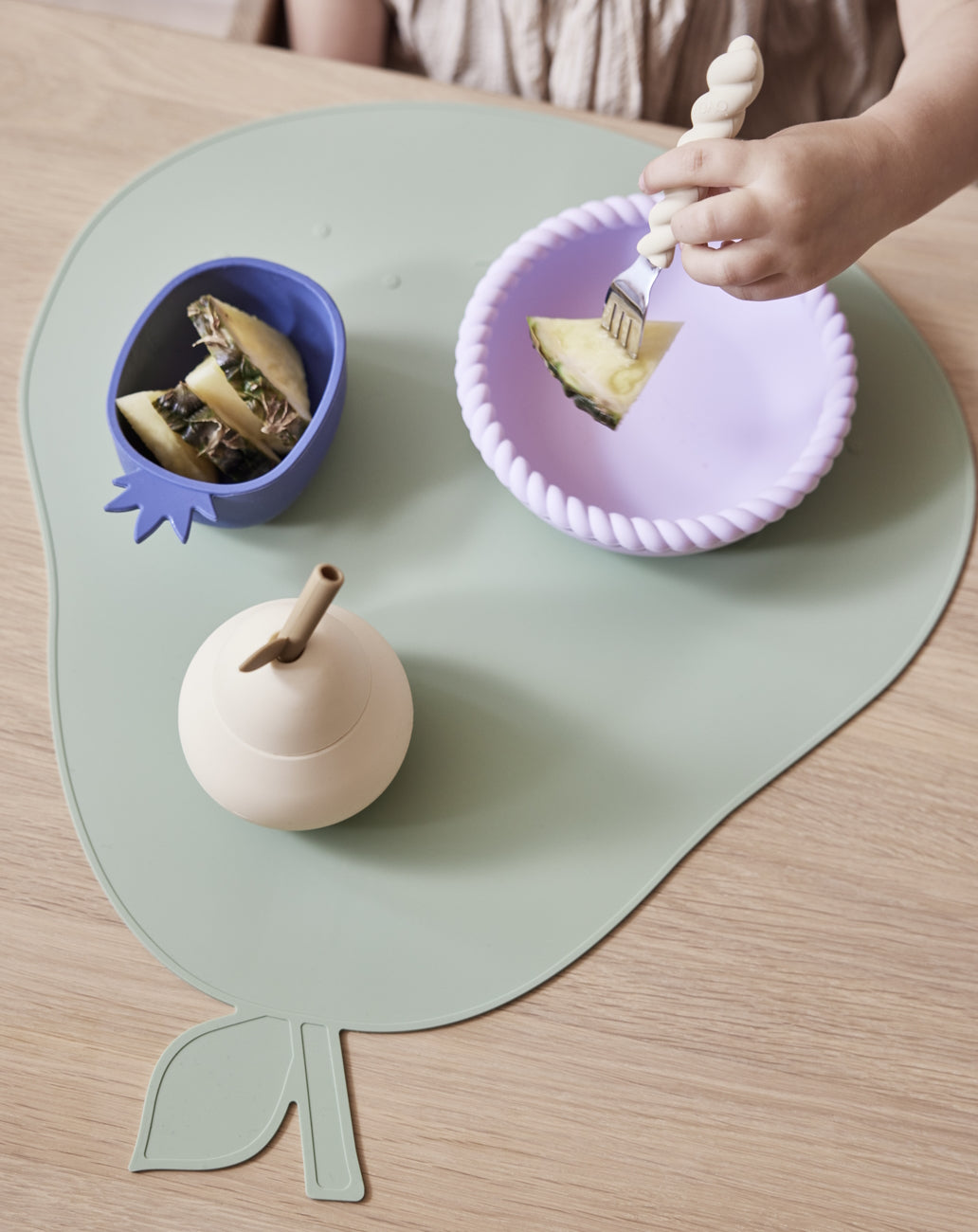 OYOY-mellow-plate-bowl-rubber-lavender