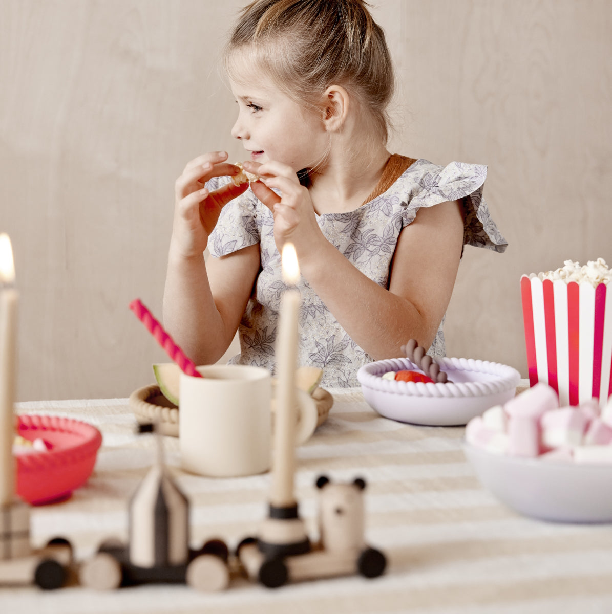 OYOY-mellow-plate-bowl-rubber-lavender
