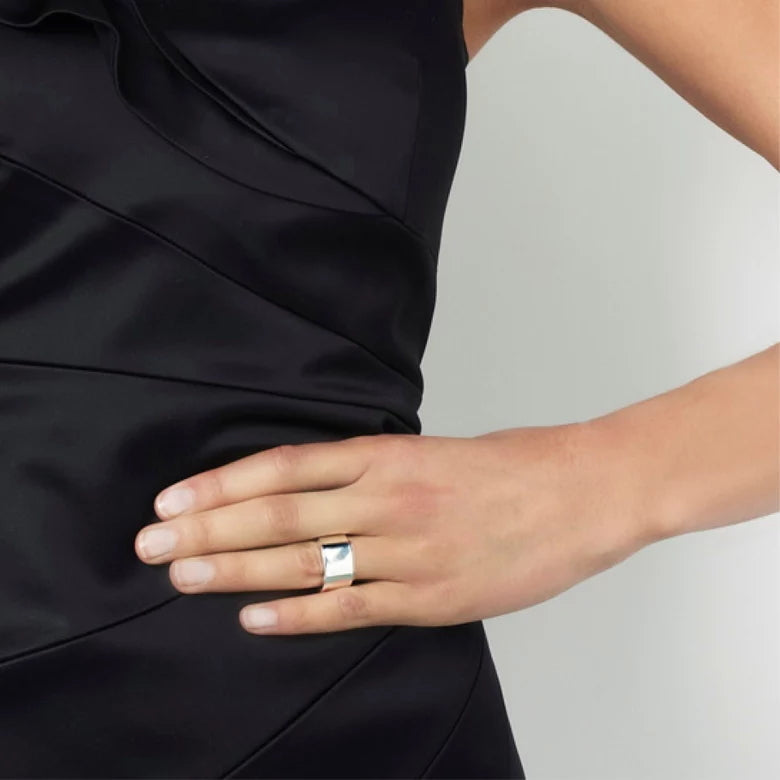 EfvaAttling-wide-signature-ring