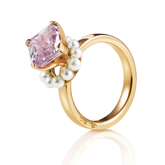 EfvaAttling-dancing-pearl-ring