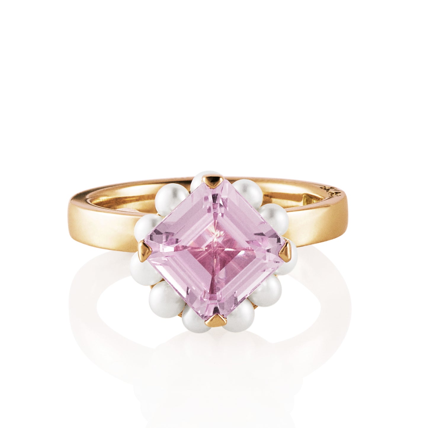 EfvaAttling-dancing-pearl-ring