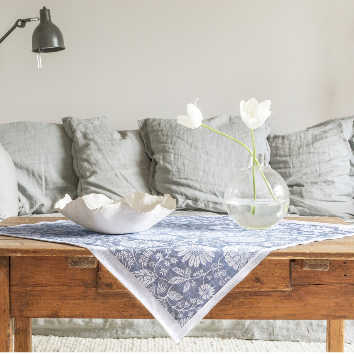 ekelund-flytande-bla-table-cloth-75x75