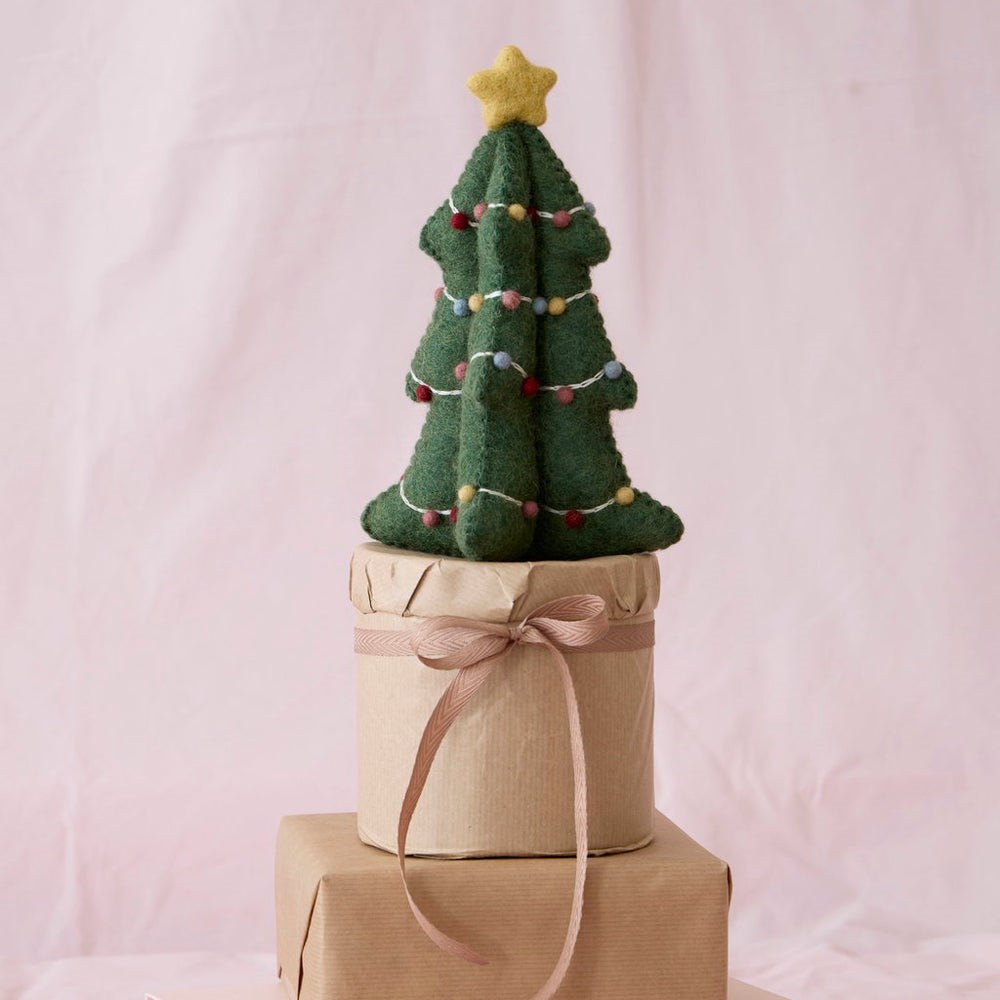 Gry & Sif Christmas Tree with Garland Decoration