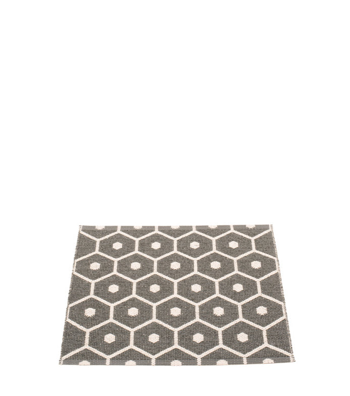 Pappelina-honey-rug-charcoal180x260