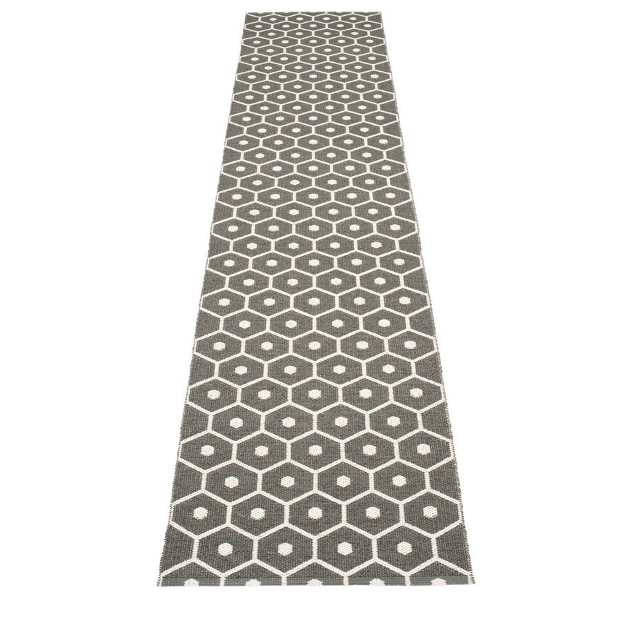Pappelina-honey-rug-charcoal70x450