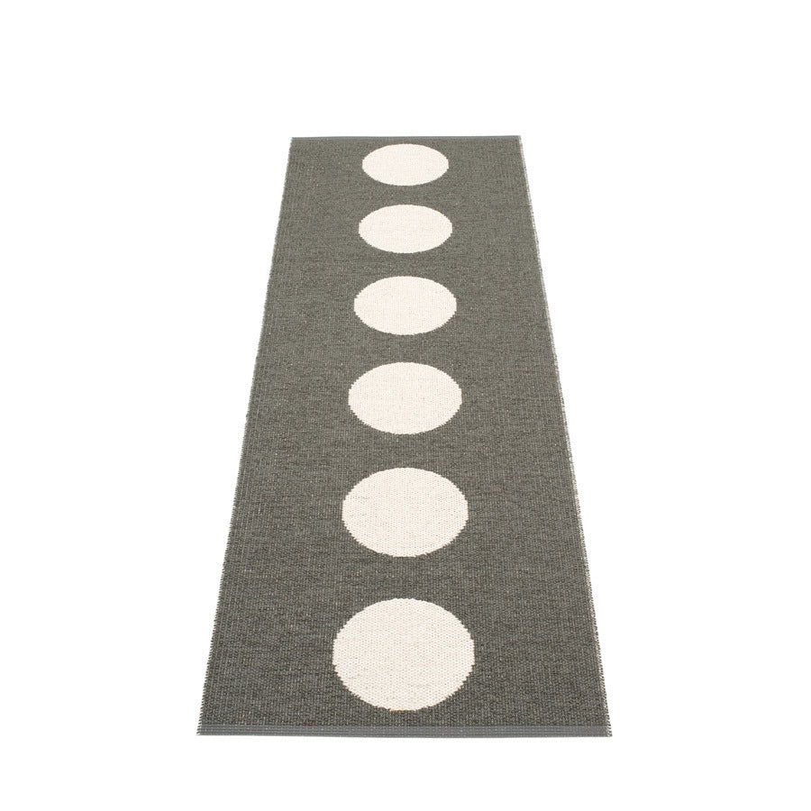 Pappelina-vera-rug-charcoal70x450