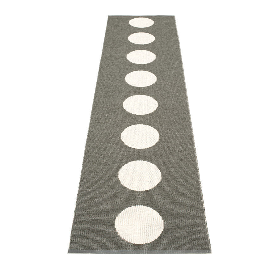 Pappelina-vera-rug-charcoal70x90