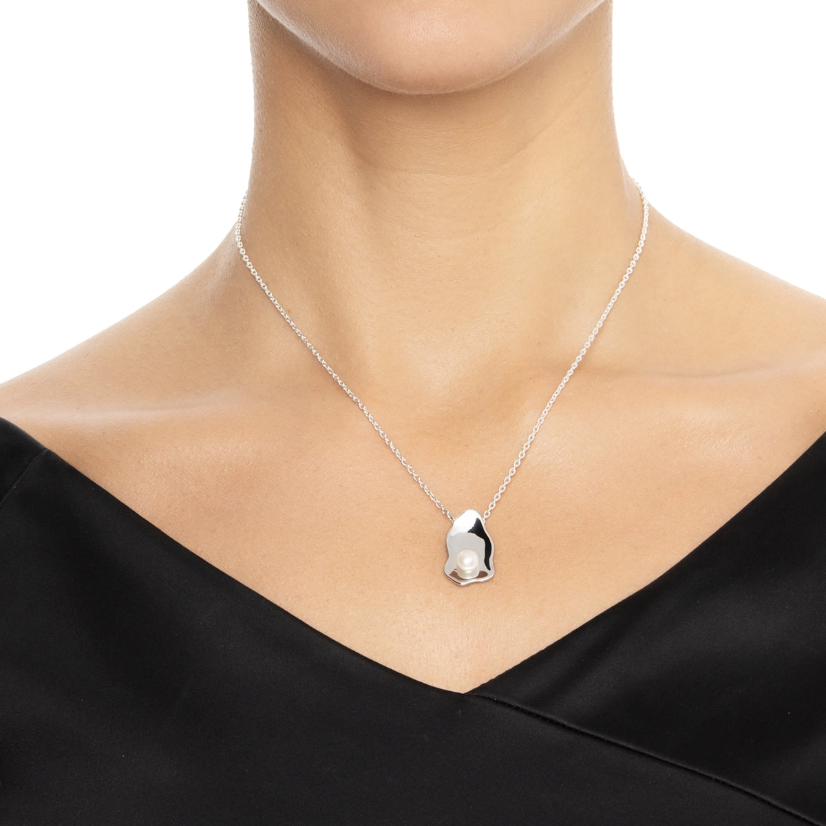 EfvaAttling-oyster-necklace