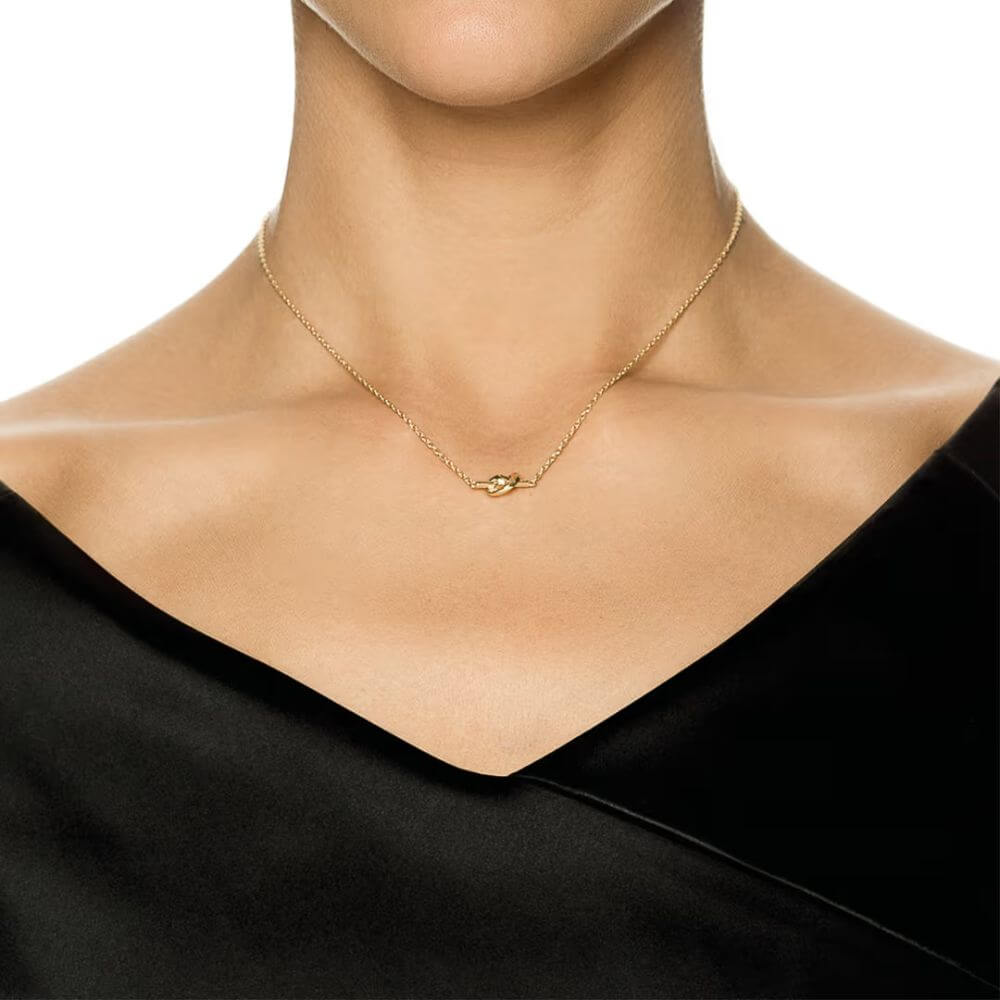 EfvaAttlingLoveKnotNecklaceGoldPlated_lifestyle
