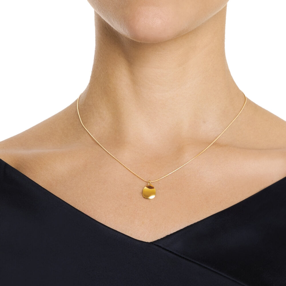 EfvaAttlingMiniRosePetalPendantNecklaceGold_Lifestyle