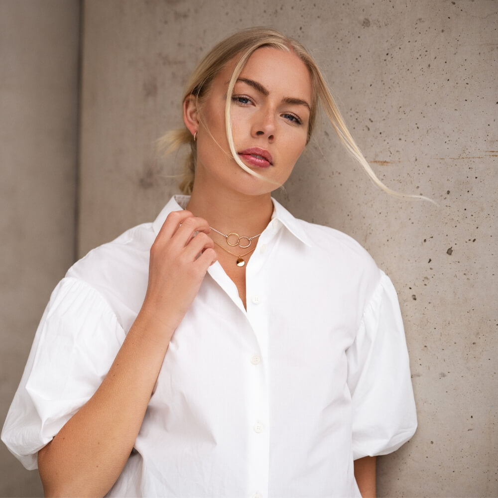 EfvaAttlingMiniRosePetalPendantNecklaceGold_Lifestyle_1