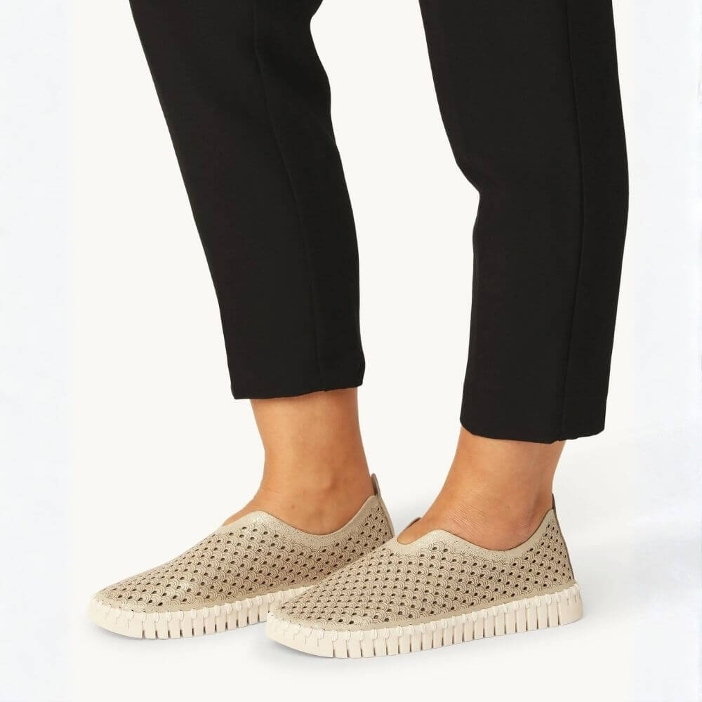 Ilse_Jacobsen_Tulip_Glitter_Shoes_Platin_-_Lifestyle_1