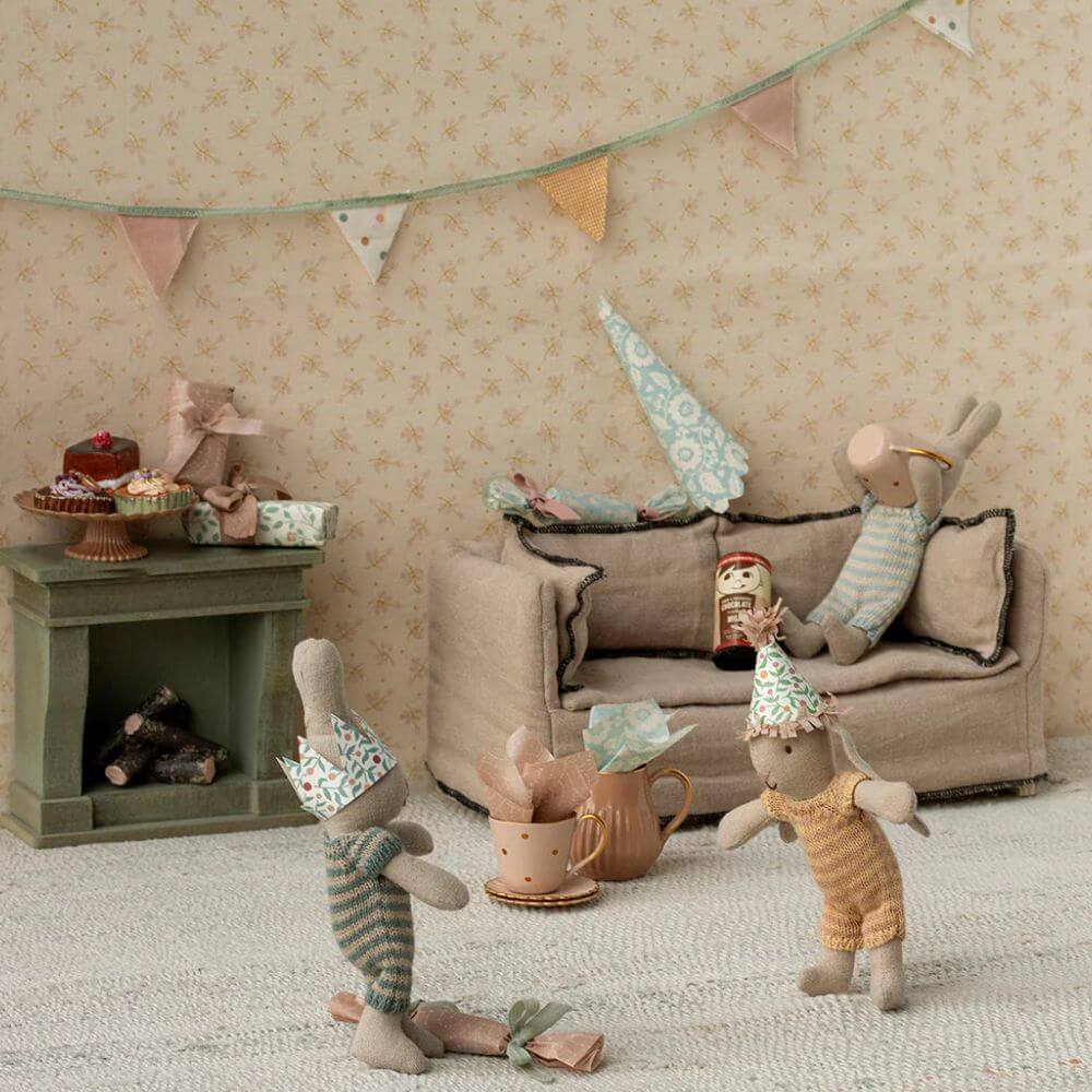 Maileg_Cakes_And_Cake_Stand_Mini_Styled