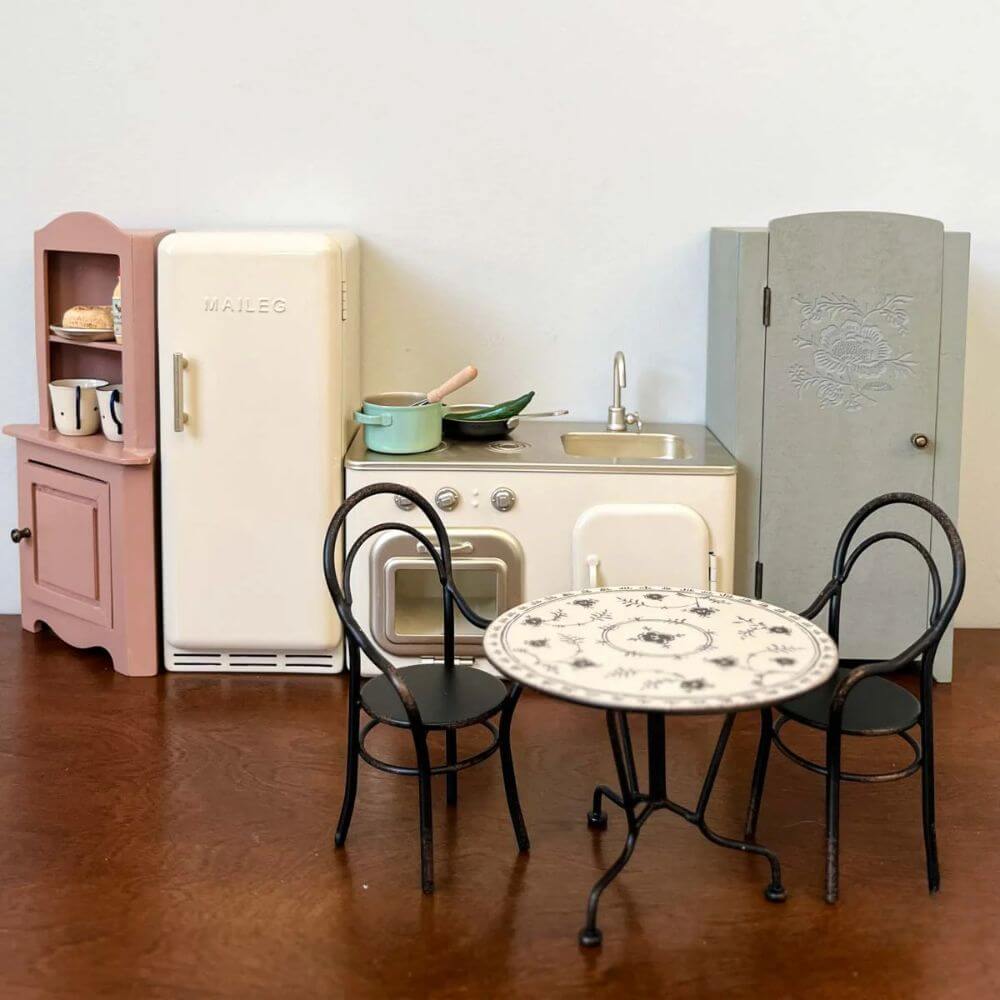 Maileg_Dining_Table_Set_With_2_Chairs_Mini-lifestyle