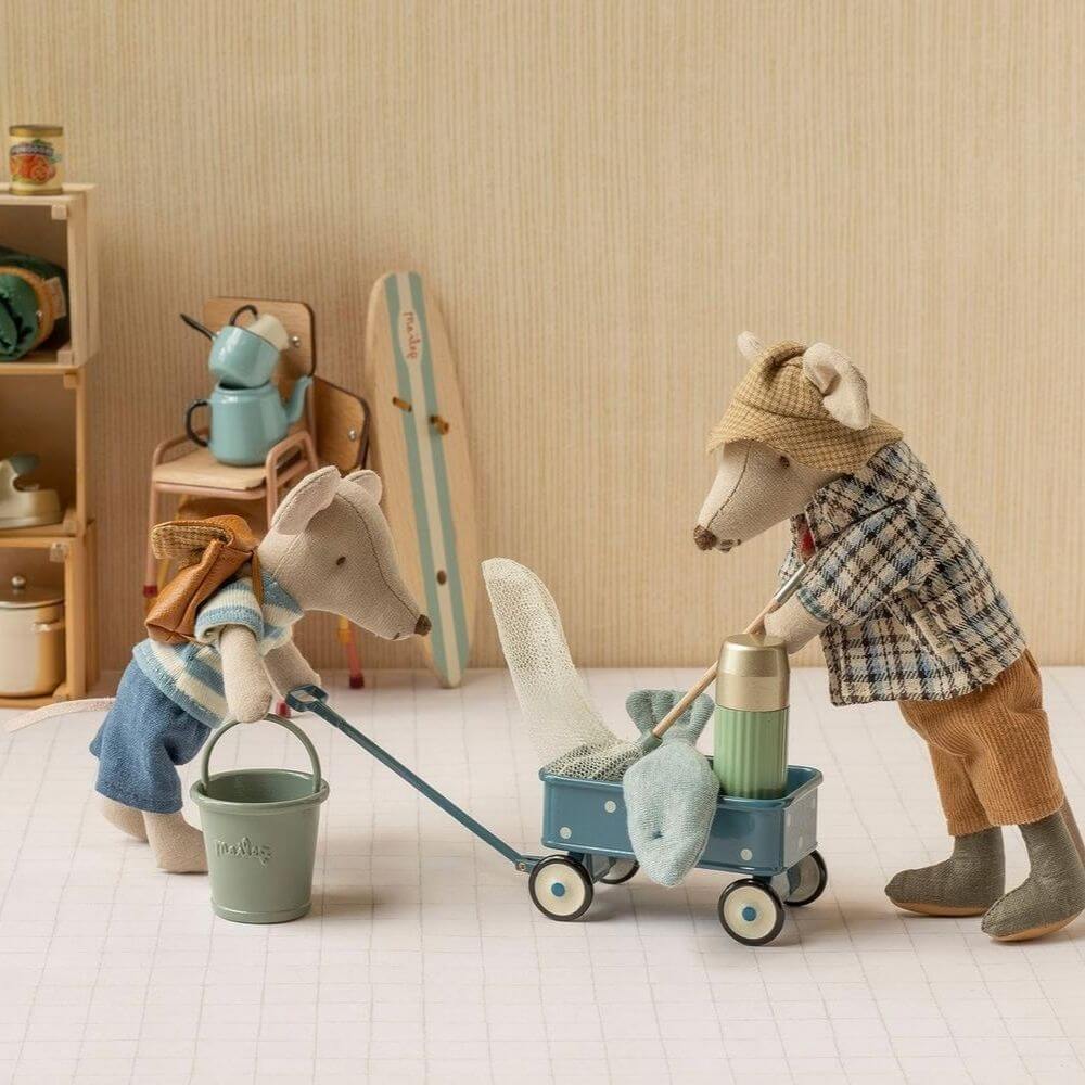 Maileg_Wagon_Mouse_Blue_Lifestyle_1