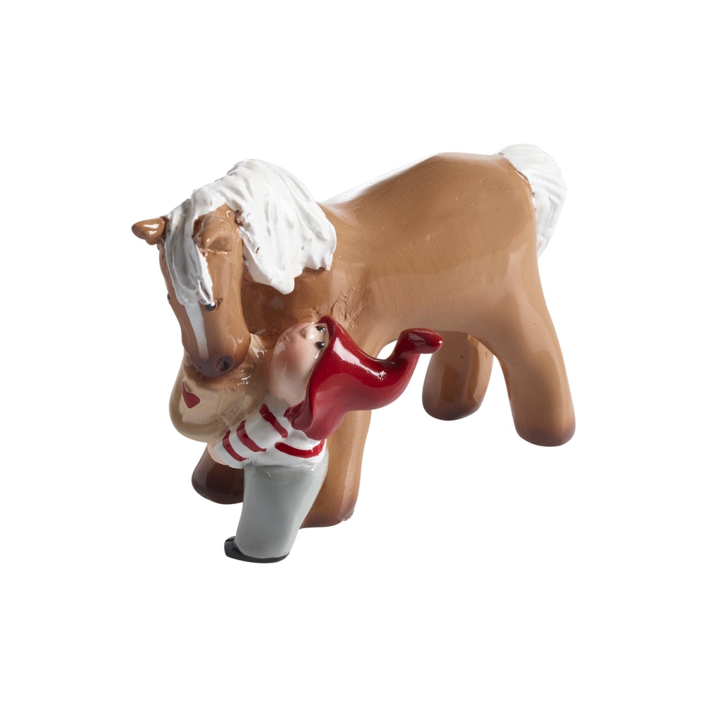 NaasgransgardenTusseFeedingHorse_1