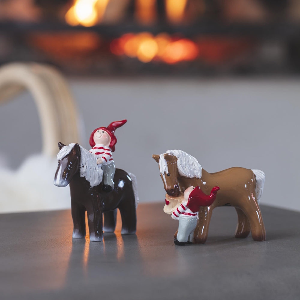NaasgransgardenTusseFeedingHorse_2
