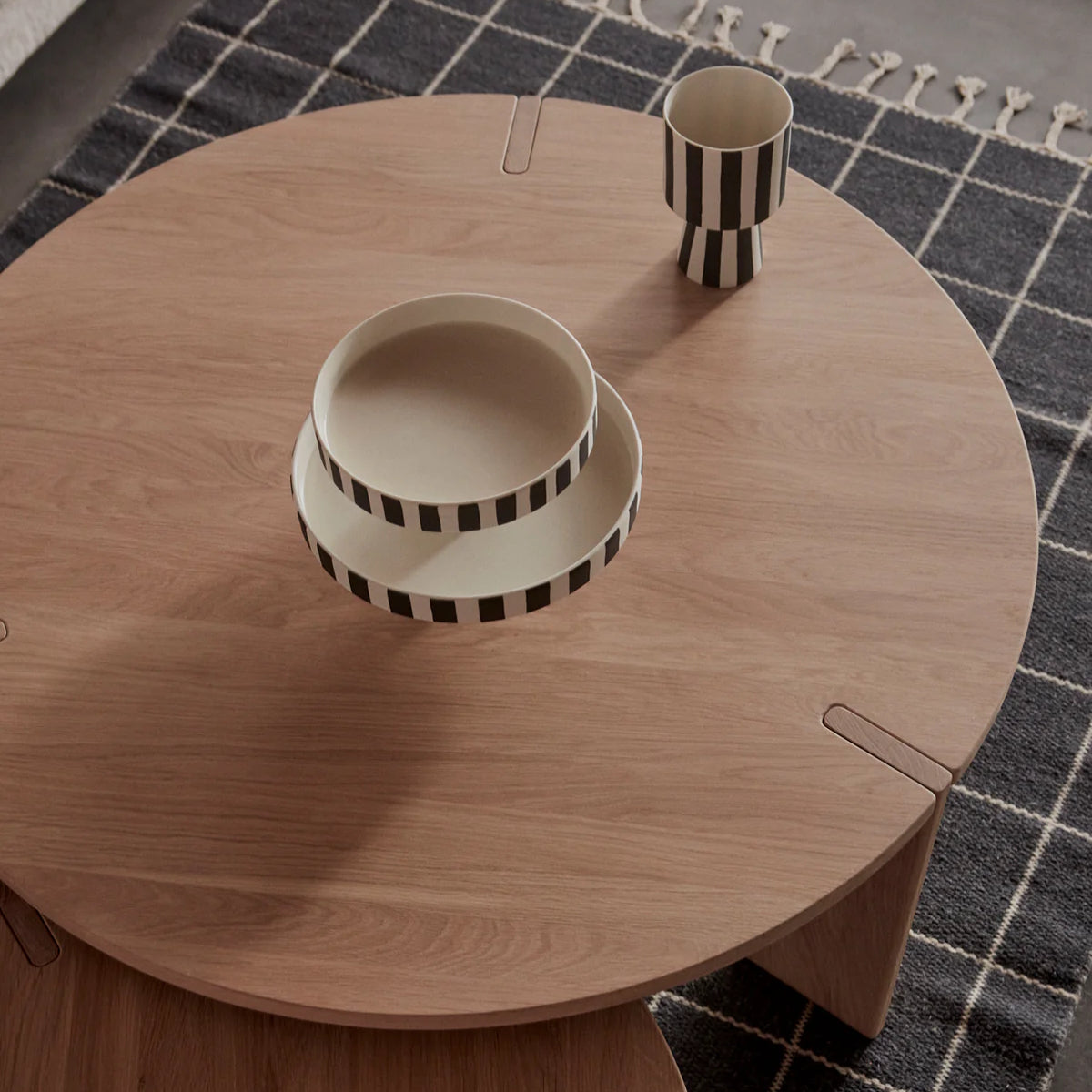 OYOY Toppu Tray White-Black – Bold Striped Ceramic Cake Stand