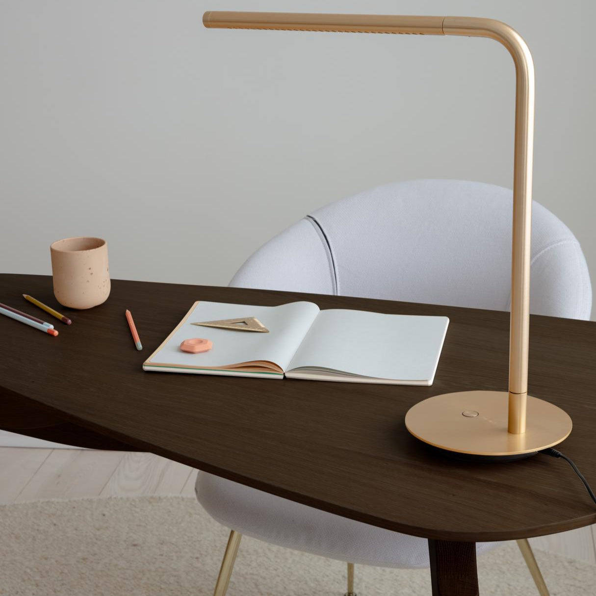 UMAGE_lifestyle_Duende_dark_oak_Omni_table_lamp_plated_brass