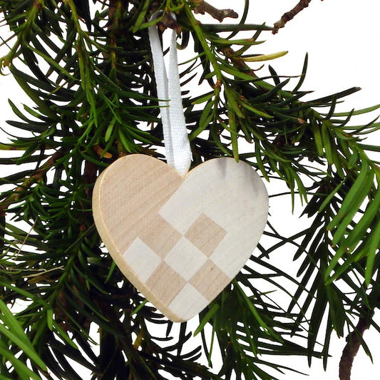 LarssonsTra-heart-hanging-deco-white-checkered