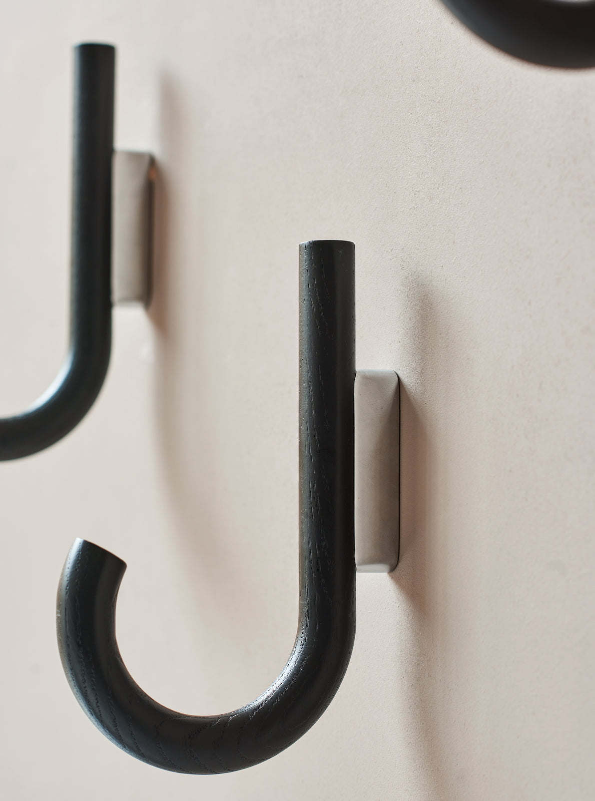 Gejst-hook-hanger-black-oak-chrome
