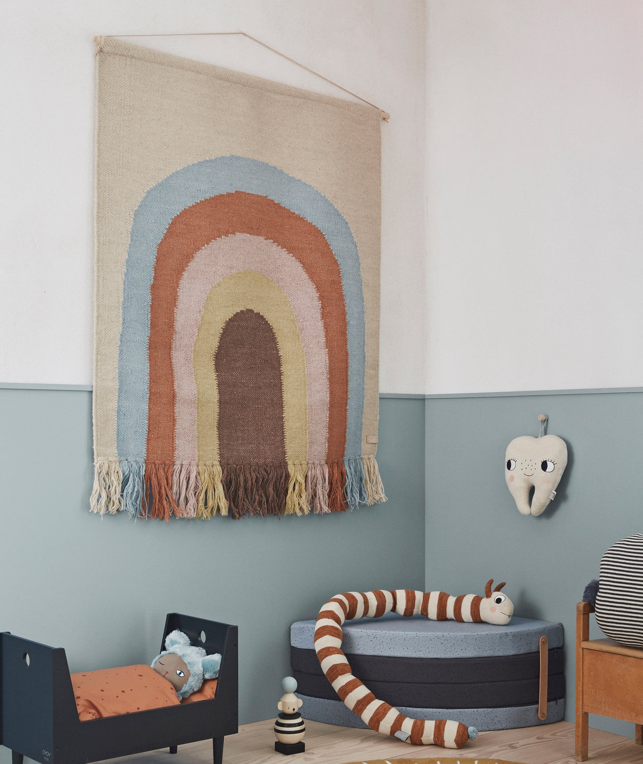 OYOY-follow-the-rainbow-wall-rug-multi
