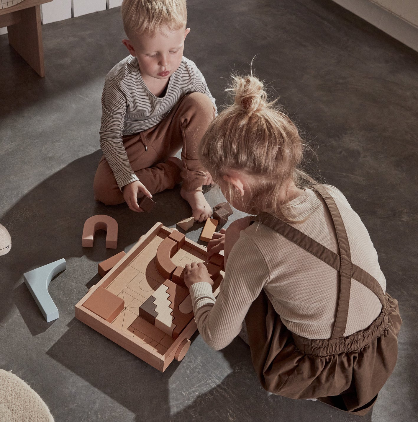 OYOY-wooden-rainbow-wagon-w-blocks