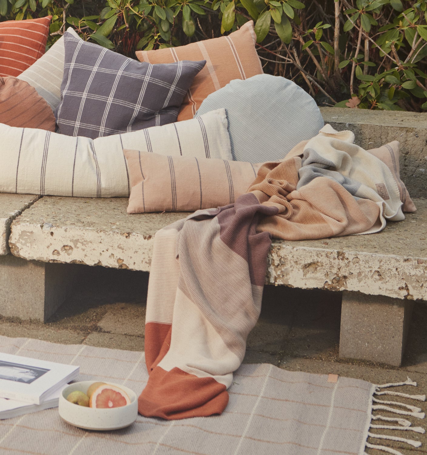 OYOY-iris-living-blanket-multi