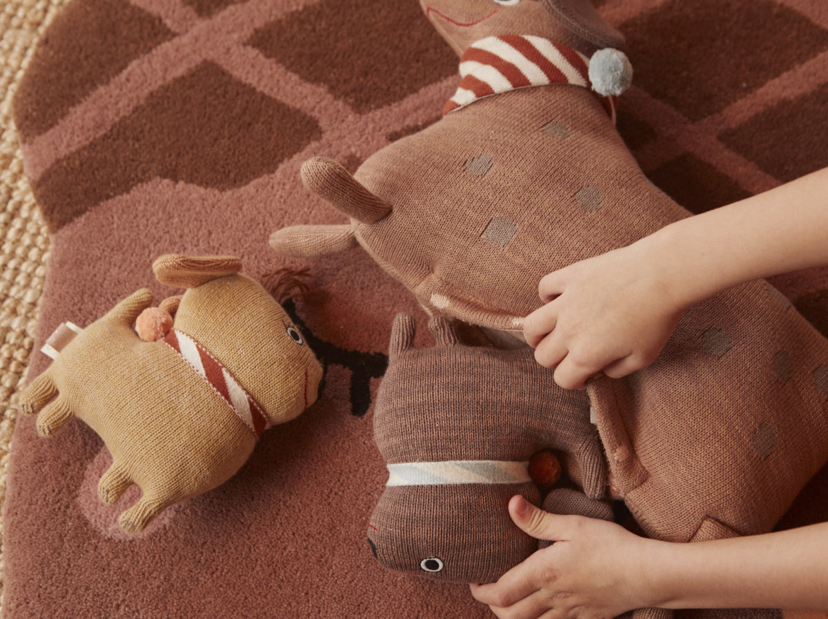 OYOY-hunsi-dog-w-2-puppies-coco-max
