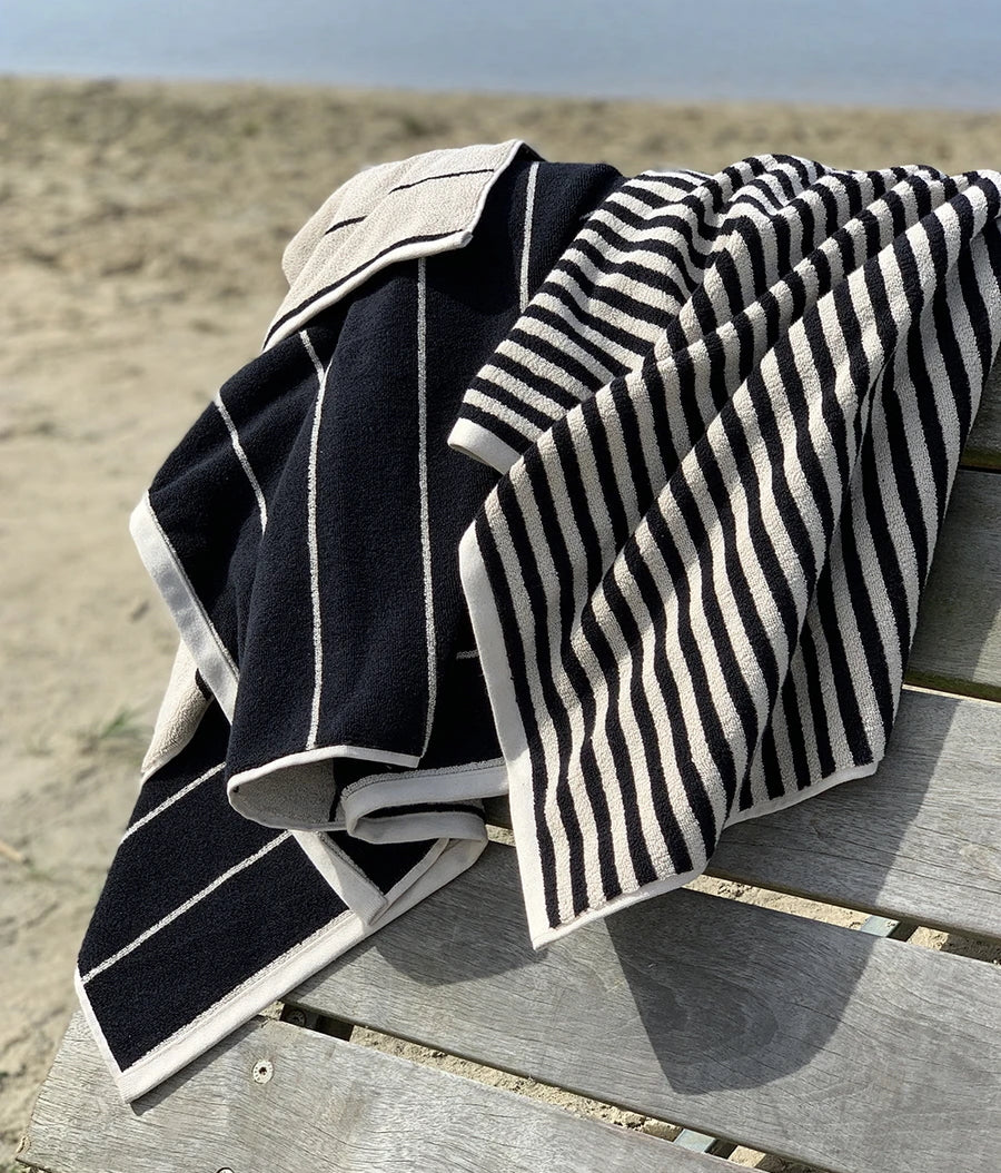 OYOY-raita-bath-towel-black-clay