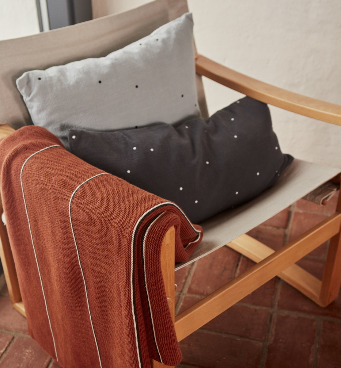 OYOY-kyoto-dot-cushion-long-anthracite