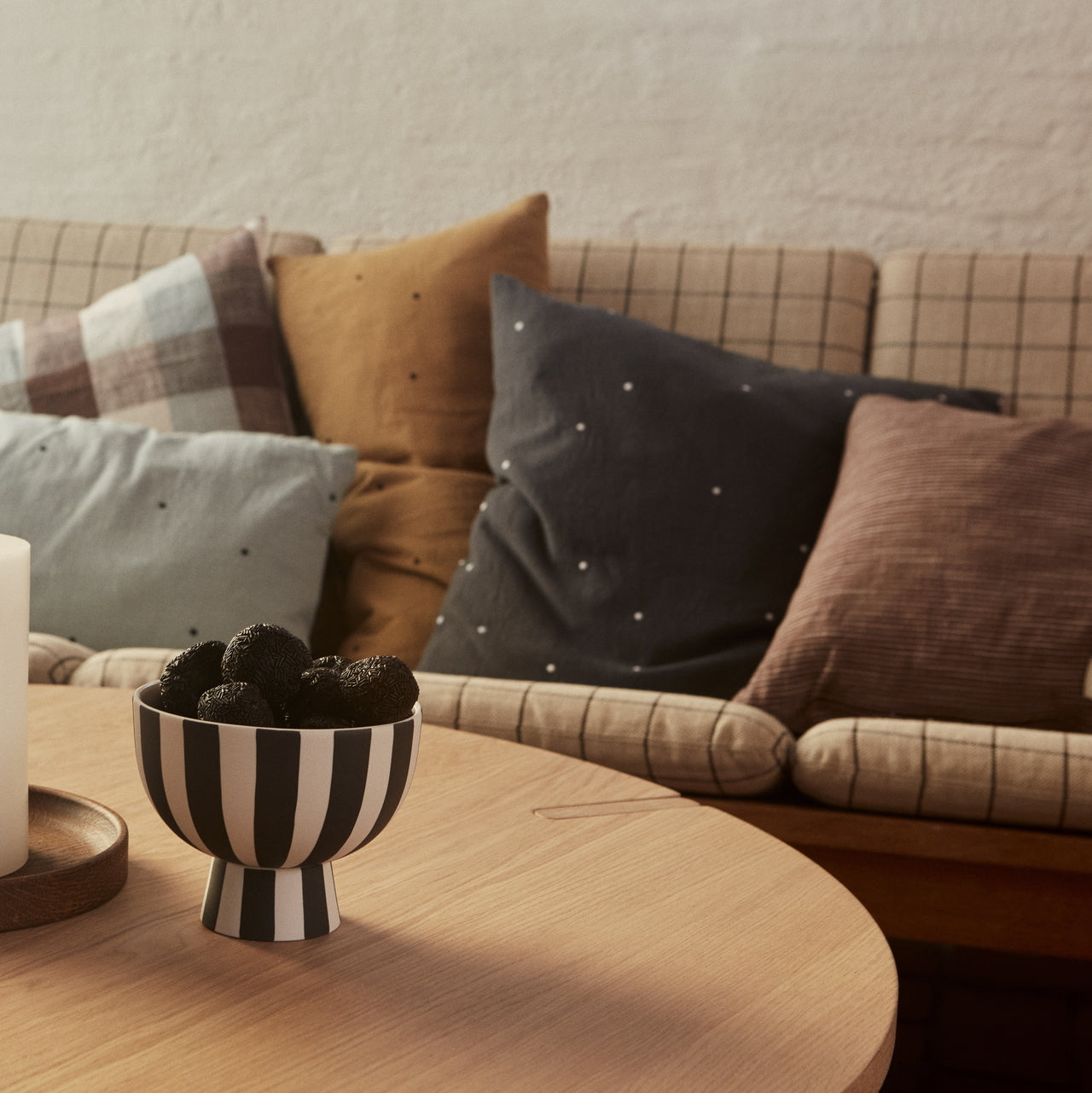 OYOY-kyoto-dot-cushion-square-anthracite