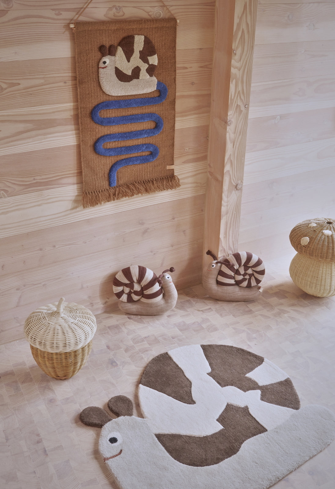 OYOY-sally-snail-on-the-way-wall-rug-blue