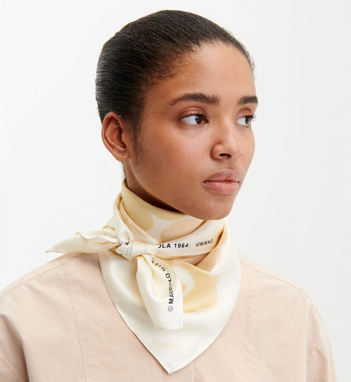 Marimekko-lauhtua-unikko-scarf