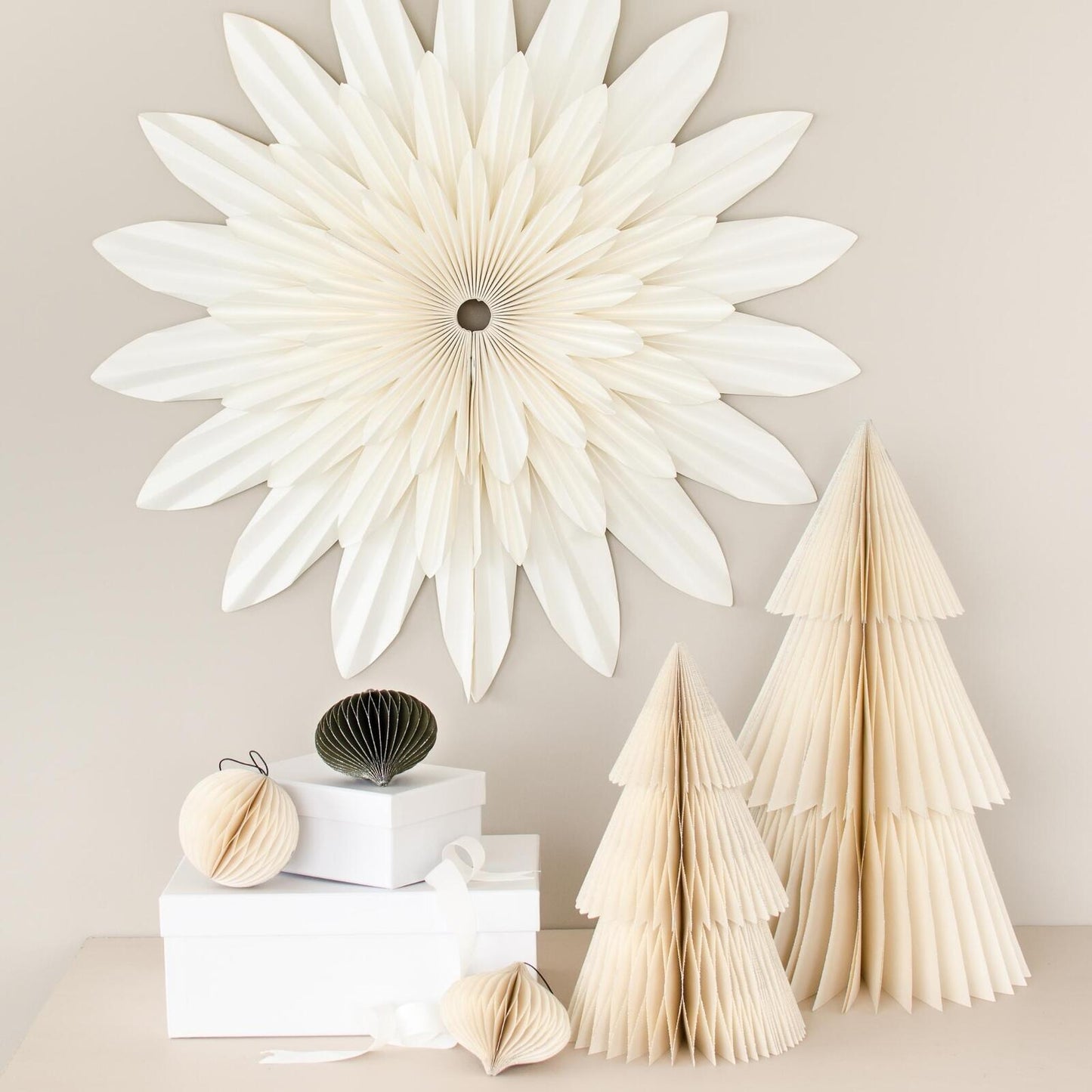 NordicRooms-deluxe-tree-ornament-white-31cm