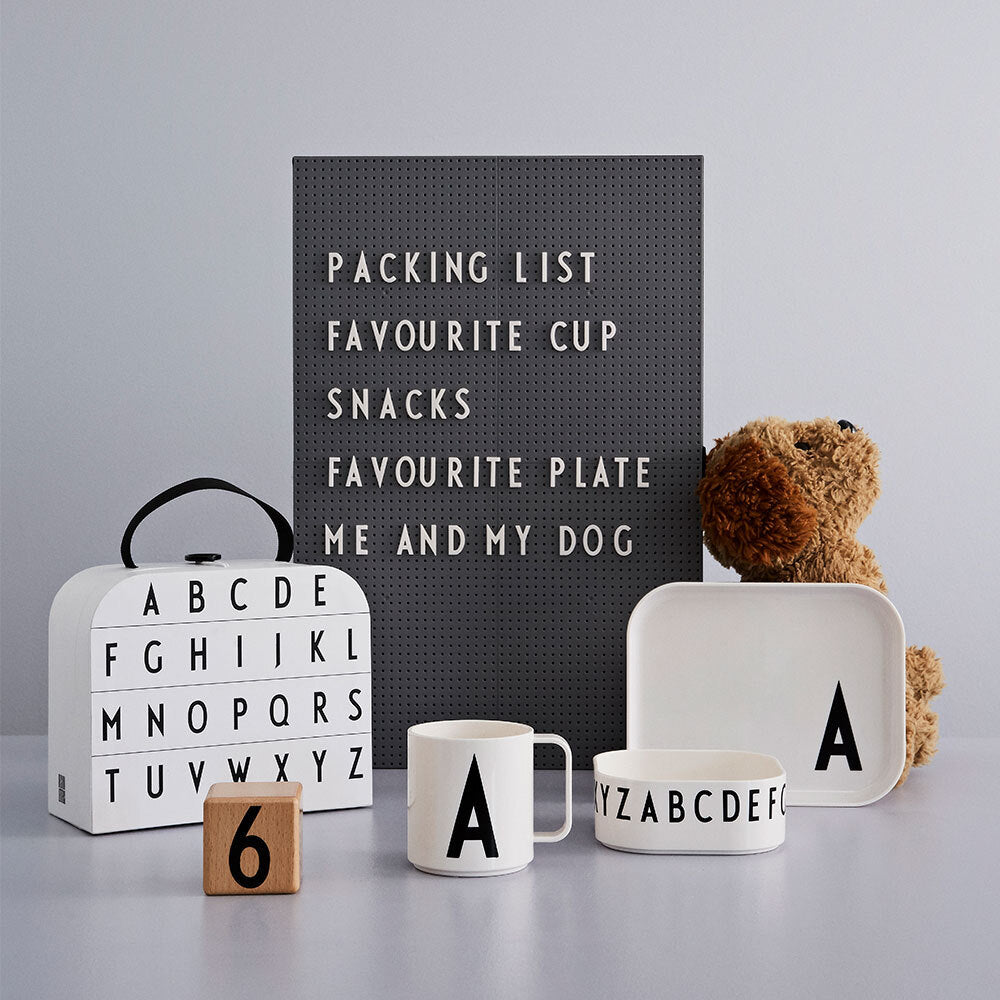 DesignLetters-classic-tableware-in-suitcaseD